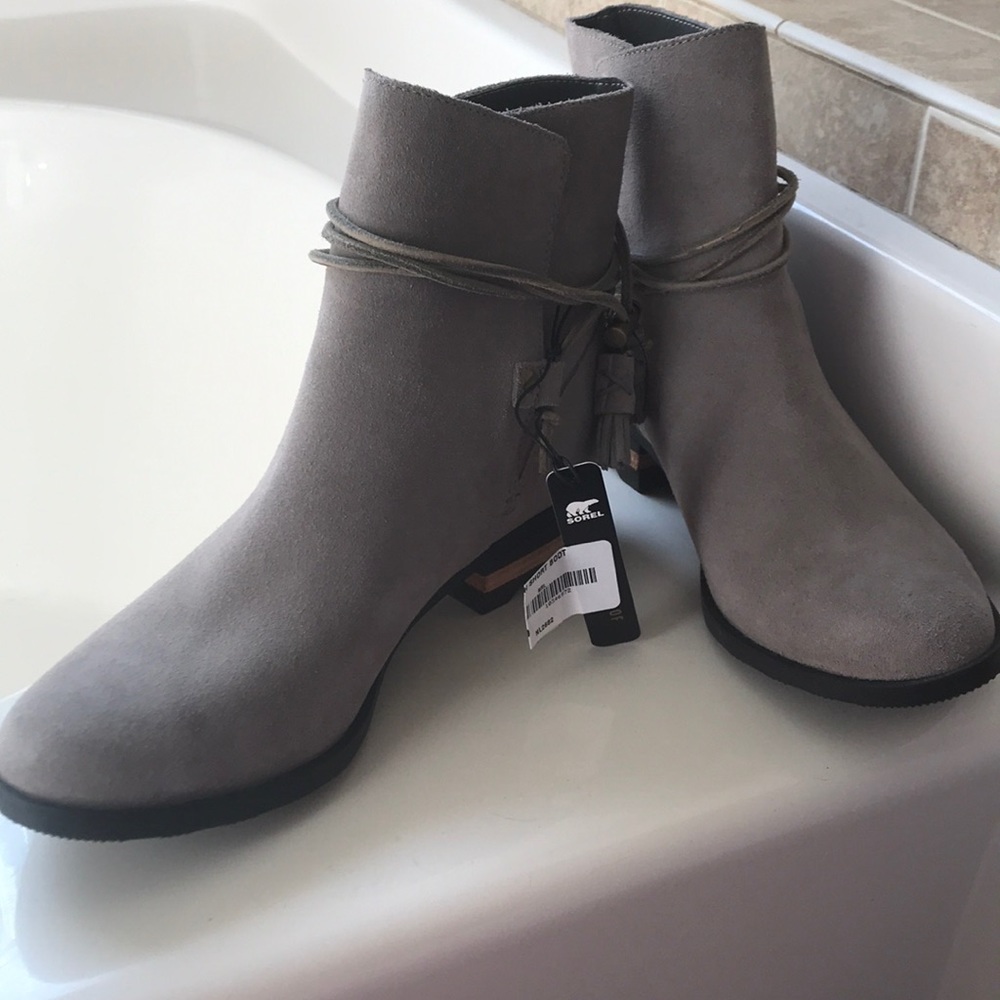 New with tags Sorel Farrah short boot